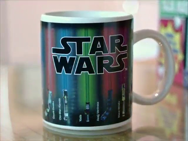 Vídeo relacionado con Taza Cambiante de Calor con Lightsaber de Star Wars - Producto oficial Disney, añade bebida caliente para revelar lightsabers, regalo para fans, 295ml