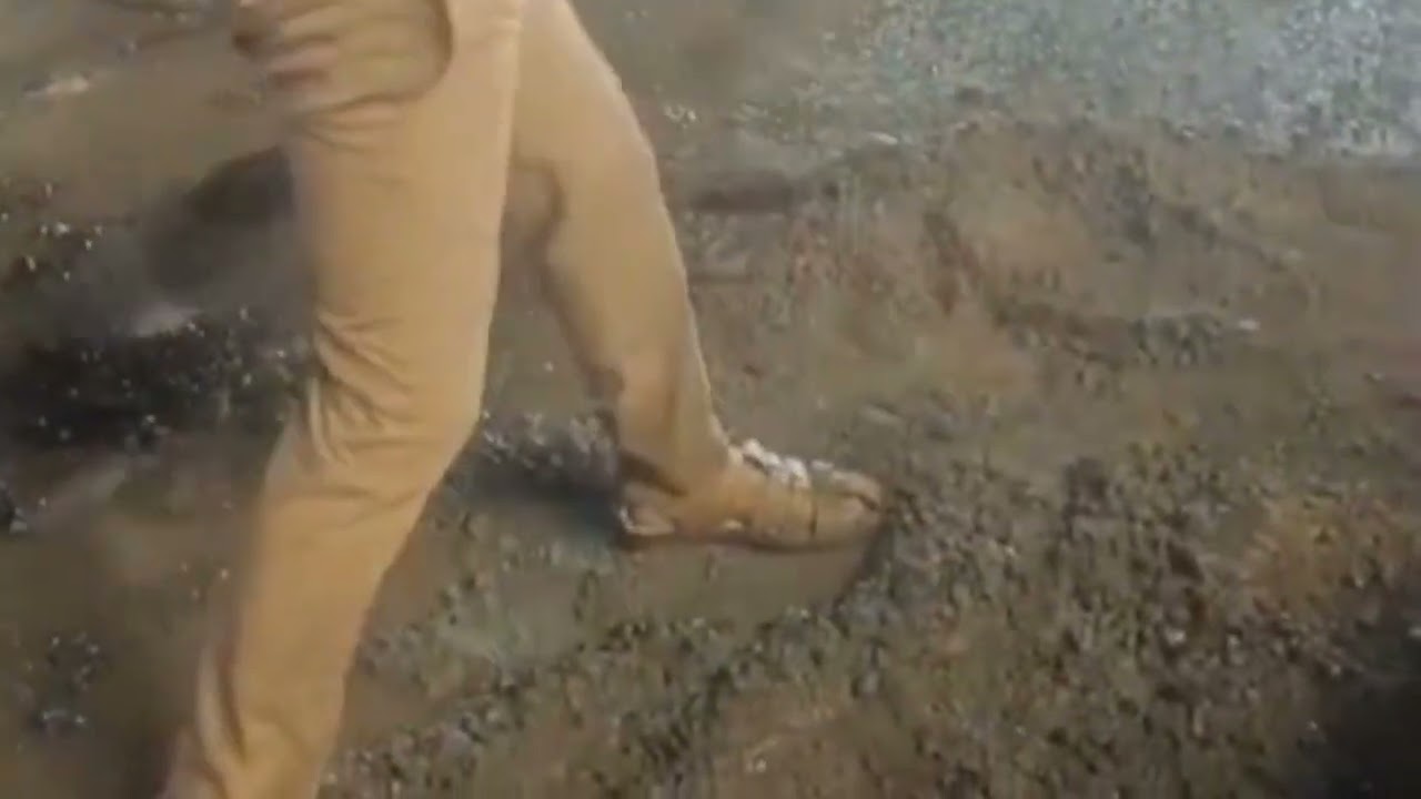 தேங்கிய மழைநீரை மணலை கொட்டி அப்புறப்படுத்திய போக்குவரத்து காவலர்.!