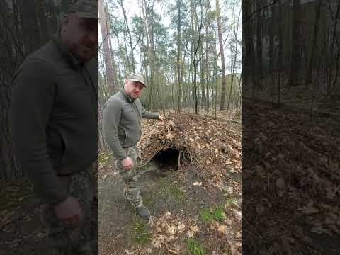 Ziemianka z liści I patyków.