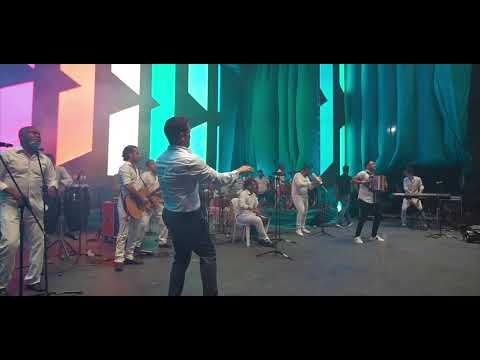 Michel Torres - Por Un Guayabo (En Vivo)