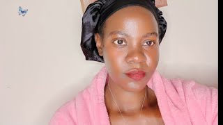 Omukazi muzinileko mu ntebbe bwoti