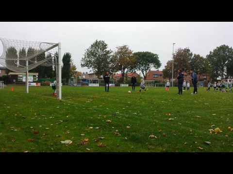 Yara scoort en stopt een penalty! mini-F VV Sittard 15-10-2016
