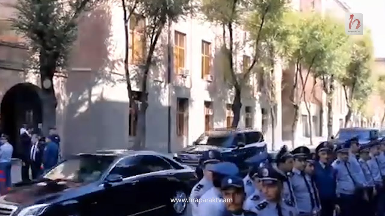 Փաշինյանին հաջողվել է դուրս գալ կառավարության շենքից