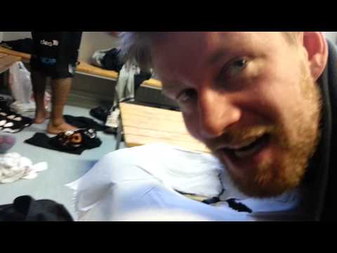 YNNIN HIERONTAPÖYDÄLLÄ - Jari Vanttaja