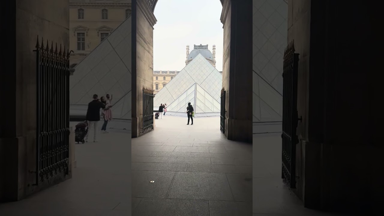 נכנסים למתחם מוזיאון הלובר בפריז דרך השדרה המפורסמת
