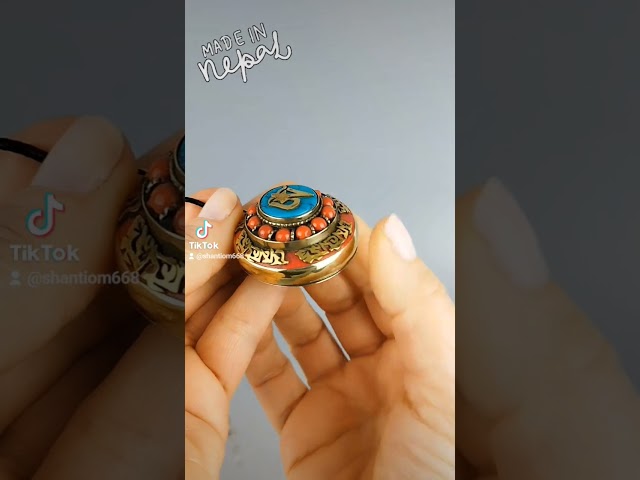 Vídeo relacionado con Fahoujs Anillos de caja ghau nepalí con almacenamiento para objetos pequeños o amuletos diseñados para individuos de moda y admiradores de la cultura
