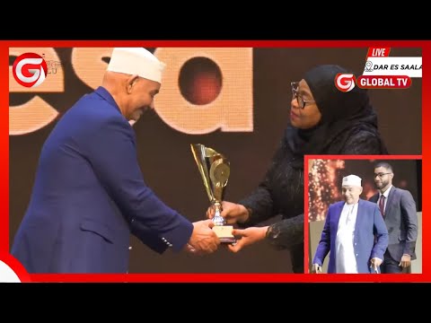 TAZAMA MZEE BAKHRESA ALIVYOSIMAMA KUKABIDHIWA TUZO na RAIS SAMIA KWA ULIPAJI KODI...