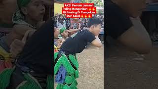 Download lagu Aksi Paling mengerikan para pemain jaranan 🔥🔥 Tubuh nya di banting di tumpukan duri salak #shorts mp3