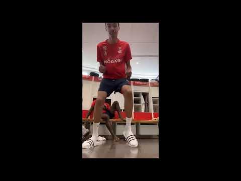 La danse d'Hugo #Ekitike pour l'accord trouvé entre le #PSG et #Reims(15/07/2022)