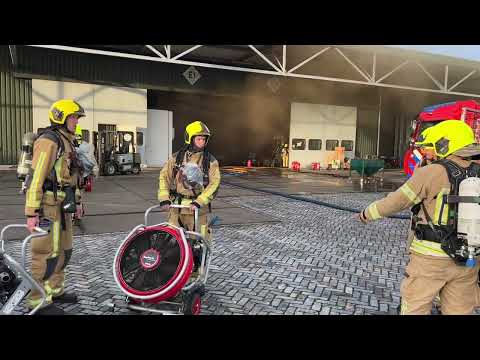 Flinke rookontwikkeling bij brand in loods Honderdland-Maasdijk
