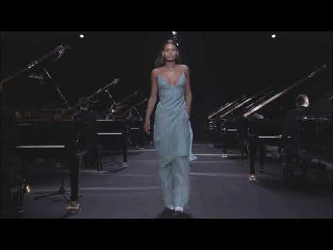 Jetse de Jong playing at the Amsterdam Fashion Week (David Laport)