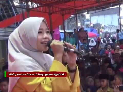 Wafiq Azizah test sound dan alat untuk malam, tapi malah di kerubuti penonton