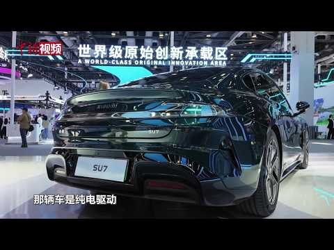 Foreign businesspeople visiting the Beijing Science and Technology Expo become a scene of \revers...