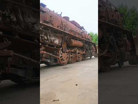 Scrapped internal combustion locomotive- Good tools and machinery make work easy