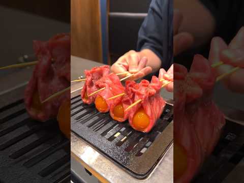 El restaurante yakiniku más recomendado en Tokio en este momento🍖 ¡La especialidad es el asado de linterna, que se envuelve en carne veteada que se derrite en la boca y yema de huevo! #Tokio Gourmet