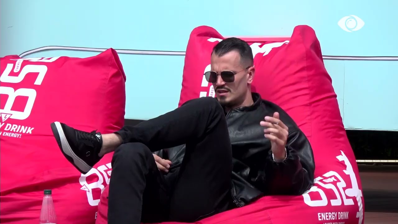 “Me kë po flet”/ Banorët diskutojnë për Mateon teksa ai qëndron vetëm në oborr