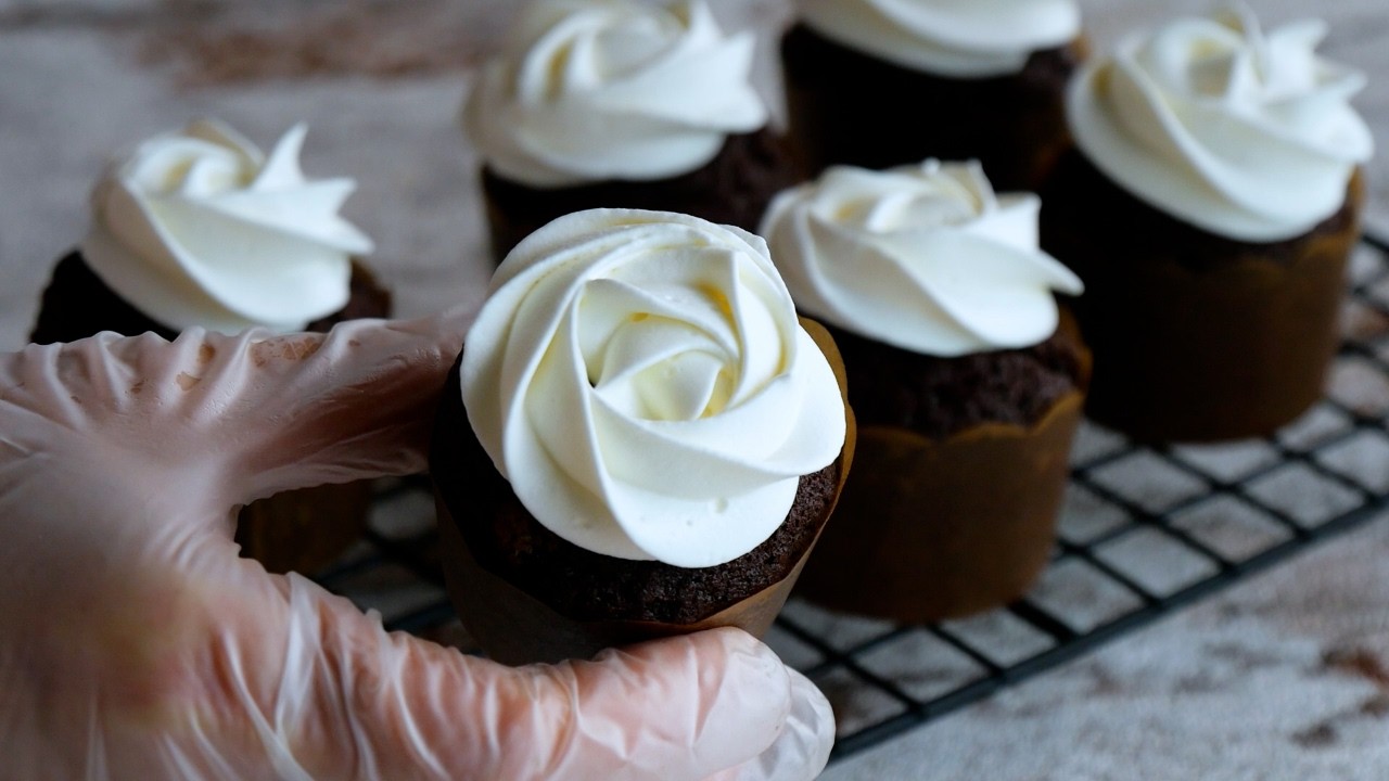 【濃厚ほろっと崩れるチョコカップケーキ】黒×白のおしゃれなカップケーキ  Rich & Crumbly Chocolate Cupcakes with Whipped Cream