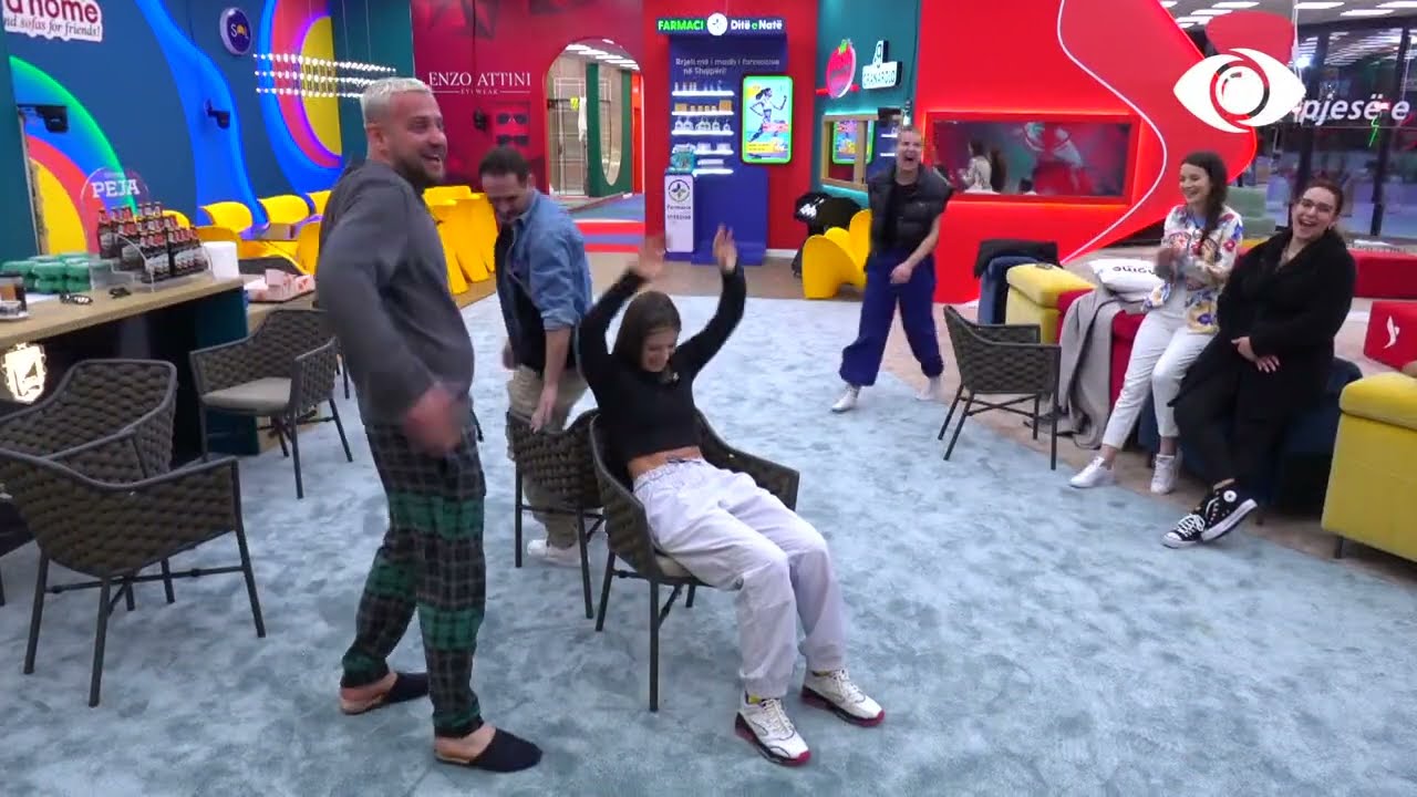 Banorët luajnë lojën me karrige