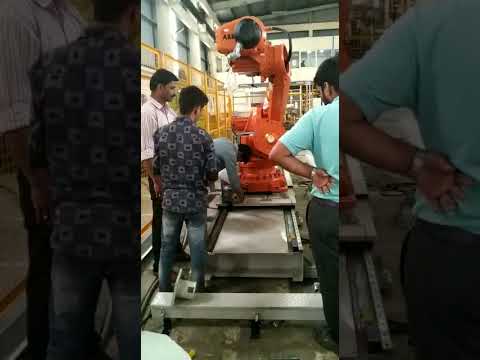 Linear track as 7th axis for robot