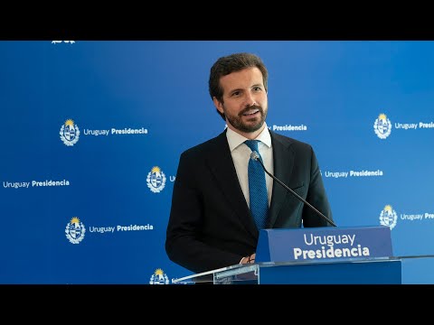 Pablo Casado atiende a los medios al término del encuentro con el presidente de Uruguay