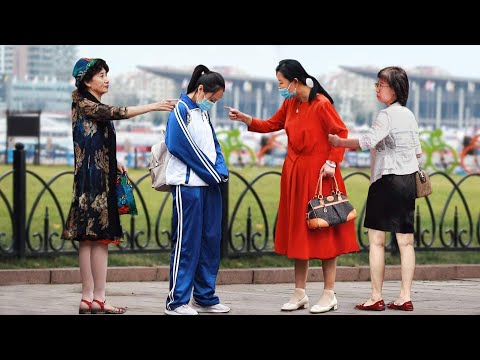 看到媽媽當街羞辱女兒，九十歲老人一巴掌拍了過去...