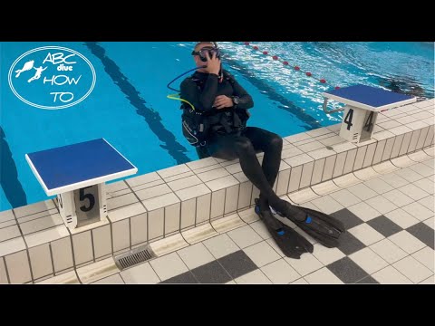 Deep Water Entry / Back Roll - PADI Open Water Diver Course demo