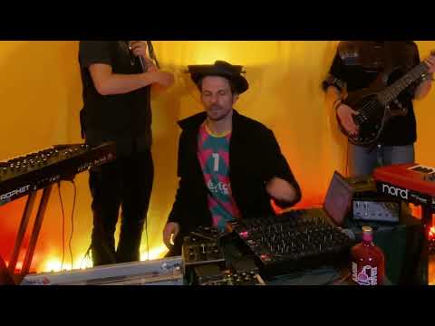 Wicked and Bonny's Echo Syndicate - Sun is shining - Yellow Room Session
