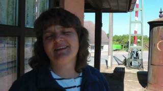 preview picture of video 'An der Kurbel, die Schrankenwärterin von Demmin'