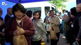 חמשת אזרחי תאילנד ששוחררו משבי חמאס מגיעים לבי"ח אסף הרופא (עדכוני משרד ראש הממשלה) - התמונה מוצגת ישירות מתוך אתר האינטרנט יוטיוב. זכויות היוצרים בתמונה שייכות ליוצרה. קישור קרדיט למקור התוכן נמצא בתוך דף הסרטון