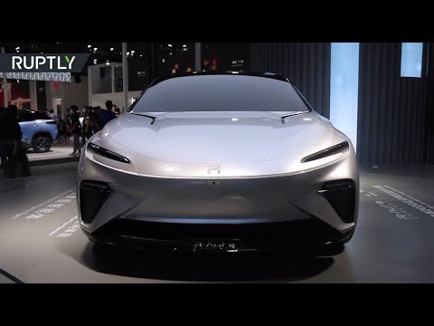  العرب اليوم - شاهد: عرض سيارة كهربائية صينية الصنع في معرض غوانزو الدولي للسيارات