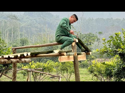 How did the young soldier use his hands to build the bamboo gate?