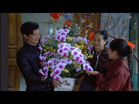 Mom's happy smile. Thu and Tu Phan as they prepare for Tet together. 