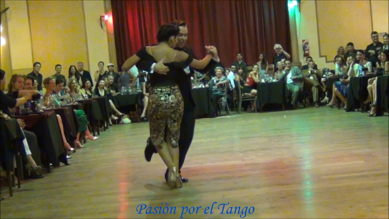 CARLA ESPINOZA y GABRIEL MISSÈ Bailando el Tango EL FLETE en YIRA YIRA MILONGA