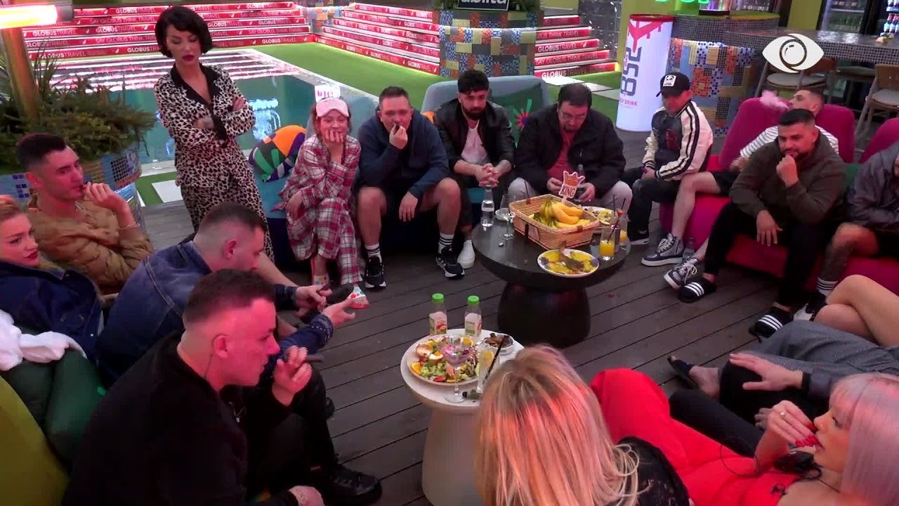 Loja me banana, banorët i përgjigjen pyetjeve të ndryshme nga njëri-tjetri