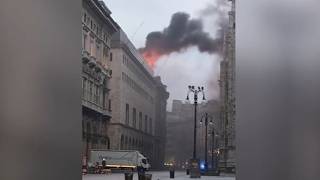 Incendio in centro a Milano: le fiamme all'alba da un palazzo accanto al Duomo