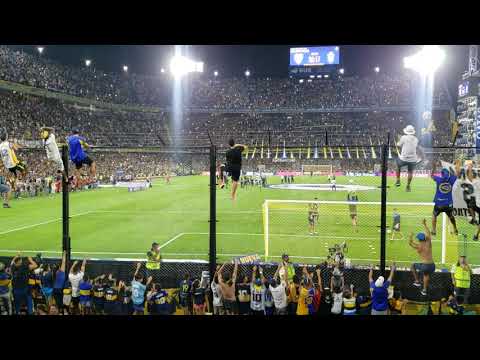 "Boca campeón 1 gimnasia 0 recibimiento a Maradona" Barra: La 12 • Club: Boca Juniors