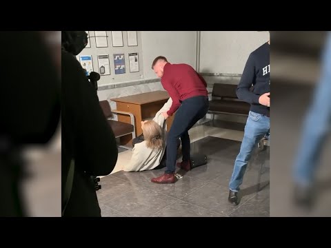 После приговора сыну мама смотрящего упала в обморок. Real video