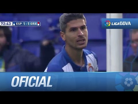 Buen remate de cabeza de Salva Sevilla que sale desviado