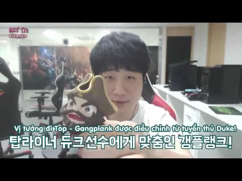 Cùng Duke mở hộp quà bí mật được fan tặng/SKT T1 Duke open mysterious gift box from fan [CC Engsub]