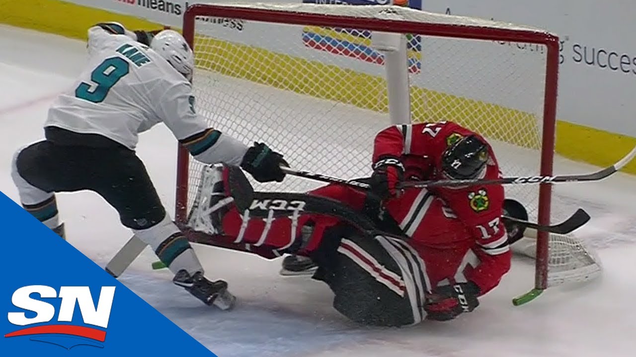 Vidéo: Corey Crawford s'EFFONDRE sur la glace...OMG....