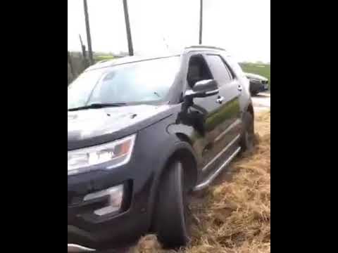 Слетел с дороги, застрял в стоге сена и лишился машины