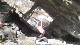 Video thumbnail de Massive Attak, 8a+. Magic Wood