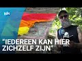 Buurt hangt massaal de regenboogvlag uit na eerdere vernieling
