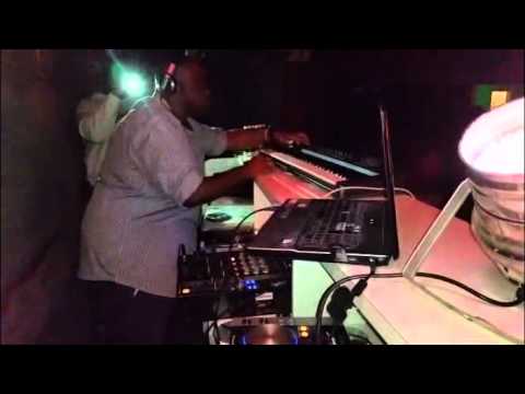 Dj Funky T  Live on keys and Decks @ rockerfella Soweto 2