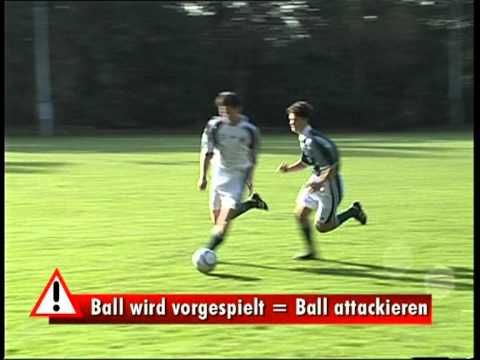 1 gegen 1 frontal am Flügel (kurze Distanz).