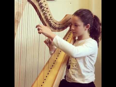 Maria suona “La giraffa e il giraffino” di G. Bosio