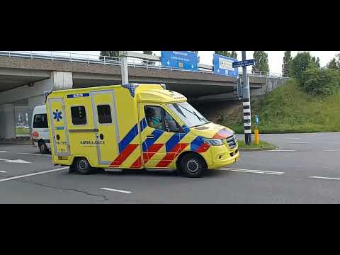 A1 ambu 18-195 met spoed naar een ongeval in 's-Gravendeel