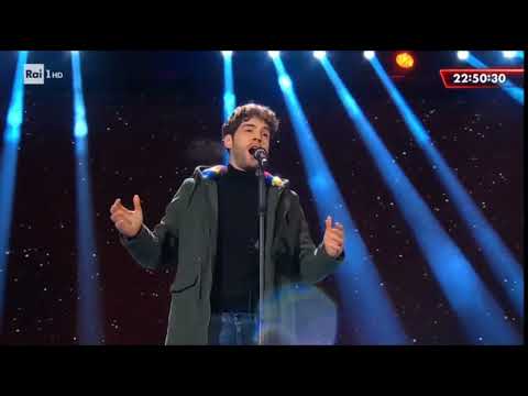 Matteo Faustini canta "nel bene e nel male" a l'anno che verrà 2019.