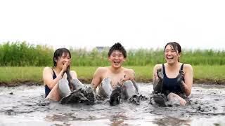 田んぼで泥んこ遊び