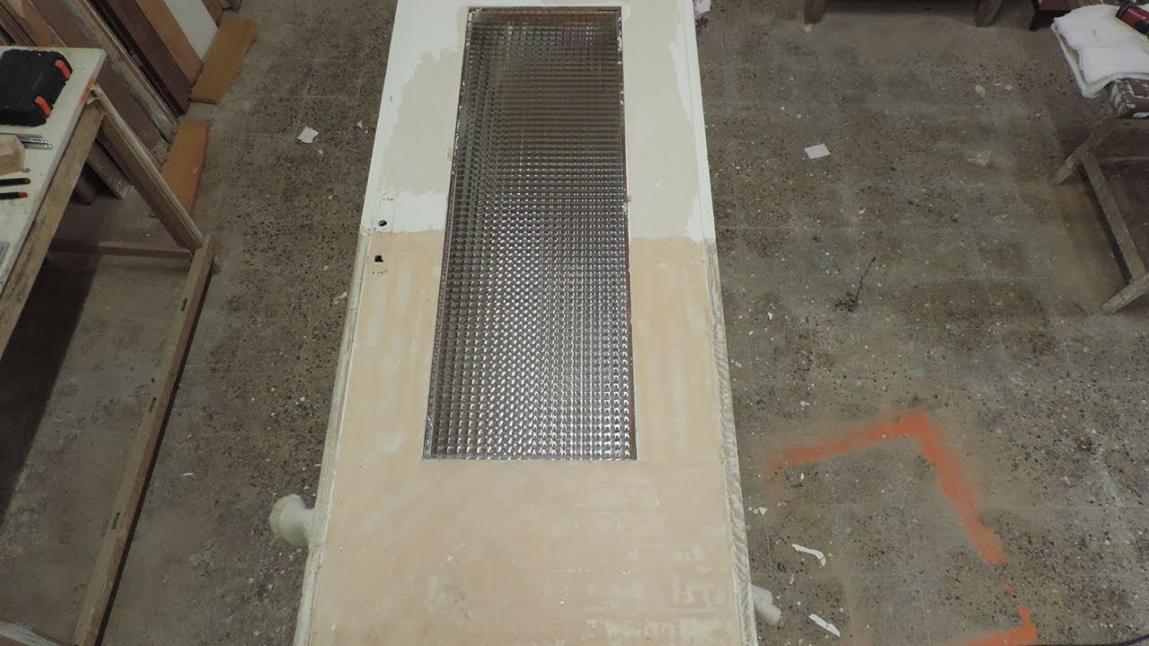 sverniciare e riverniciare una porta in bicolore poliuretanico